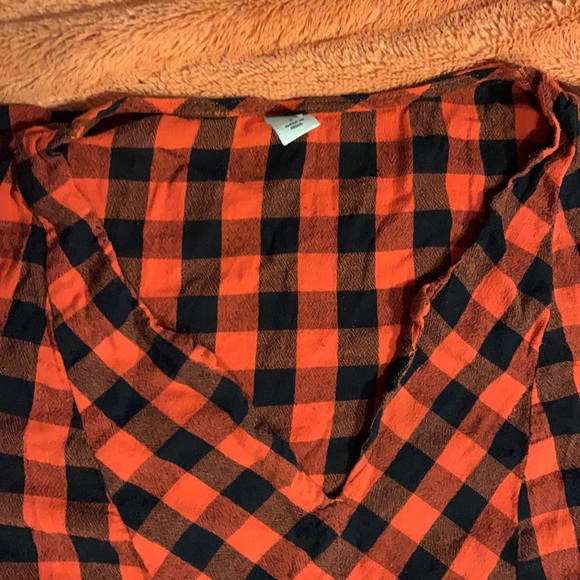 Old Navy Red/Black Plaid Top SZ Small w/elastic band cuffs- v neck - Picture 2 of 4
